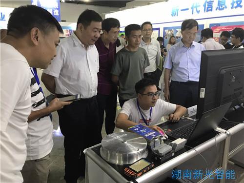 双创活动周期间，湖南省发改委省党组成员、副主任卓群参观1946伟德bet官方网站井盖